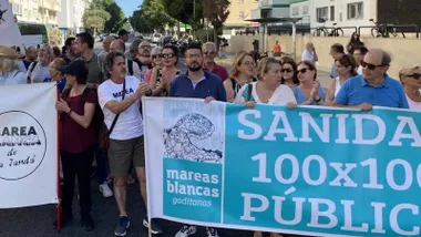 Personas protestando por la Sanidad Pública portando una pancarta.
