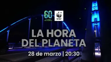 Puente de Chiclana con luces azules y sobreimpresionado el rótulo "La hora del planeta".