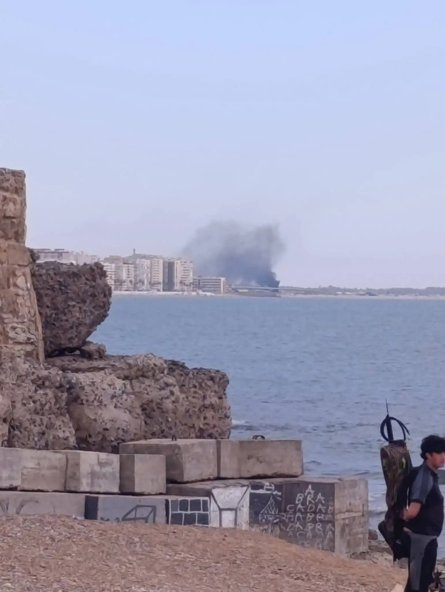 Imagen del humo visto desde la zona de la Caleta. Foto: Redes Sociales.