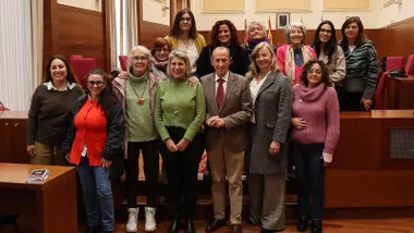 Grupos municipales y colectivos de mujeres por el 8M en Chiclana, foto de grupo con José María Román, regidor.
