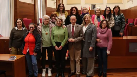 Grupos municipales y colectivos de mujeres por el 8M en Chiclana, foto de grupo con José María Román, regidor.