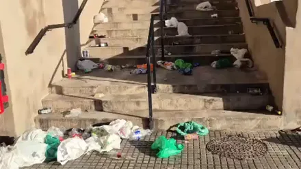 Imagen de la zona de ocio de la Punta una mañana tras una noche de botellón. Foto: Quique Bolsitas.