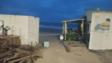 Imagen de uno de los chiringuitos del Grupo Potito cerrado y precintado.