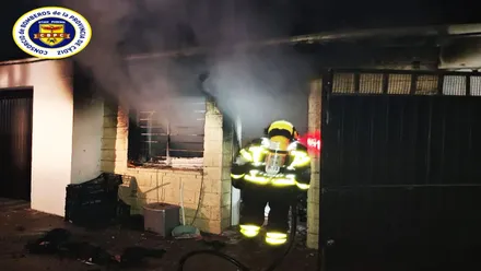 Bombero apagando los rescoldos del incendio en Chiclana.