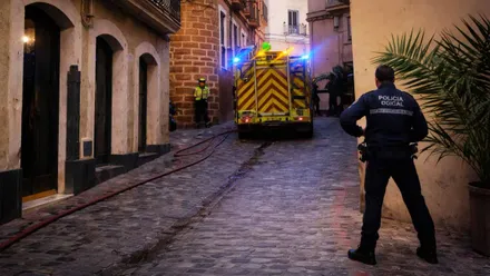 Bomberos y Policía Local en el lugar del incendio.