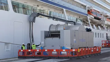 Crucero Viking Saturn atracado en el muelle Alfonso XIII del Puerto de Cádiz conectado al sistema eléctrico OPS, que le permite recibir energía desde tierra sin usar motores auxiliares. Foto: Ereagafotos.