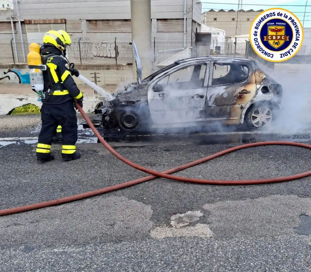 Impactante incendio en la autovía Cádiz-San Fernando: un coche arde por completo y el humo se ve en toda la Bahía