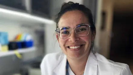 En el laboratorio sonríe la investigadora de la Universidad de Cádiz María del Carmen Camarena.