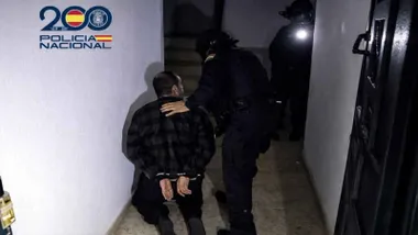 Policía Nacional en una acción, tienen a una persona detenida.