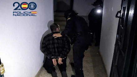 Policía Nacional en una acción, tienen a una persona detenida.