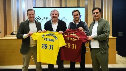 Presidente y vicepresidente del Cádiz, Manuel Vizcaíno y Rafael Contreras, con los responsables de JP Financial. Foto: Cádiz CF.