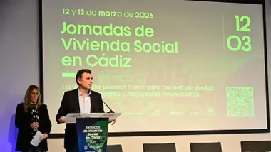 El alcalde de Cádiz, Bruno García, durante la inauguración de las Jornadas de Vivienda Social celebradas en la Casa de Iberoamérica, que reúnen a expertos y administraciones para debatir sobre los retos de la vivienda pública.