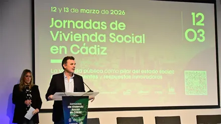 El alcalde de Cádiz, Bruno García, durante la inauguración de las Jornadas de Vivienda Social celebradas en la Casa de Iberoamérica, que reúnen a expertos y administraciones para debatir sobre los retos de la vivienda pública.