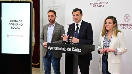 El alcalde Bruno García junto a sus ediles José Manuel Cossi y Maite González en la rueda de prensa de la Junta de Gobierno. Foto: Eulogio García.