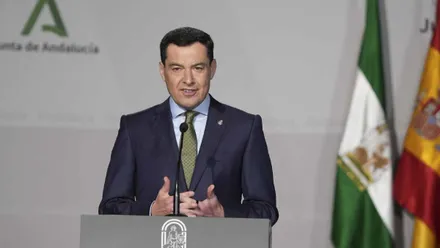 Juanma Moreno en un momento de un discurso institucional en la Junta de Andalucía.