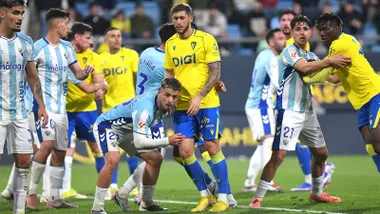 Jugadores del Cádiz a la espera de ejecutar una acción de estrategia ante el Málaga CF. Foto: Cádiz CF.