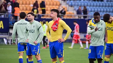 Jugadores del Cádiz cariacontecidos tras una derroota en el Nuevo Mirandilla