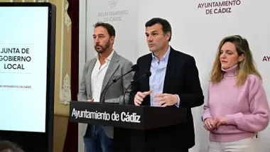 El alcalde de Cádiz, Bruno García, junto a sus tenientes de alcalde, José Manuel Cossi, y Maite González, en rueda de prensa. Foto: Eulogio García,