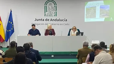 Salón de la Junta de Andalucía con Mercedes Colombo explicando las ayudas.