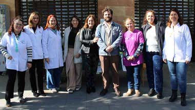 Ana González y Guillermo Sierra acompañan a los representantes de la asociación y de las farmacias en Chiclana.