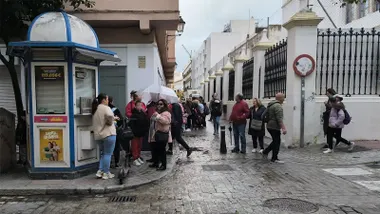 La lluvia ha aparecido en la capital a la hora de la entrada en los colegios. Foto: José Luis Porquicho Prada.