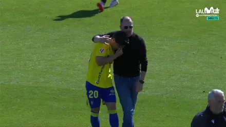 Imagen de Movistar Deportes en la que el entrenador de la AD Ceuta, Jose Juan Romero, consuela a un Iza que no pudo contenetr las lágrimas. Foto: X.