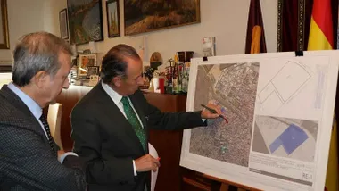 José María Román y Rodolfo Pérez marcando la zona de Las Albinas en un mapa.