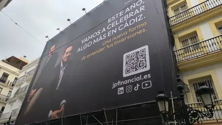 La lona instalada en la calle Nueva de Cádiz anticipó meses antes la presencia de JP Financial en la ciudad.