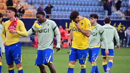 Los jugadores del Cádiz CF se dirigen cabizbajos al Fondo Sur