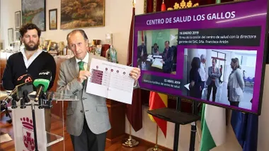 José María Román con el proyecto del centro de salud de Los Gallos.