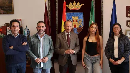 Fotografía de Lucycalis con el alcalde de Chiclana.