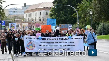 Unas 300 personas se han manifestado en Cádiz para denunciar la situación del alumnad con Necesidades Específicas de Apoyo Educativo (NEAE) en las aulas públicas. Foto: Eulogio García.