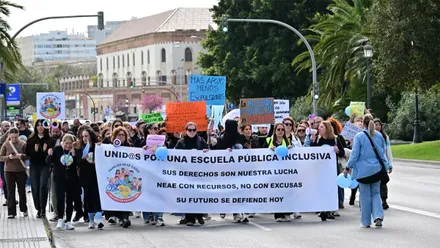 Unas 300 personas se han manifestado en Cádiz para denunciar la situación del alumnad con Necesidades Específicas de Apoyo Educativo (NEAE) en las aulas públicas. Foto: Eulogio García.