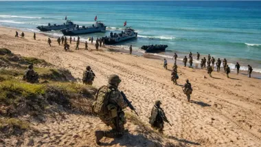 Grupo de soldados en unas maniobras militares en una playa de Barbate,