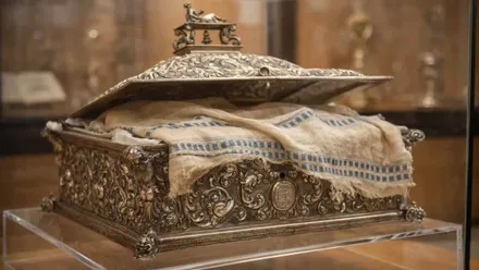 Mental sagrado en su relicario de plata en Coria (Extremadura). Destaca por un ribete de color índigo.