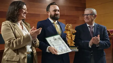 Alcaldesa de San Fernando junto a Juan Rodríguez Rivera y el autor Manuel Oliva con su premio.