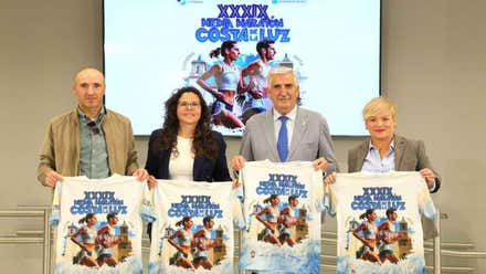 Organizadores y delegados con la camiseta en sus manos de la prueba deportiva, es blanca con tonos azules.