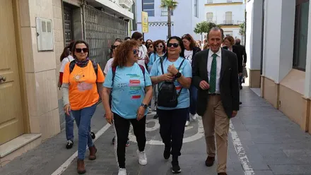 EL alcalde y las mujeres que participaron en la marcha del 8M.