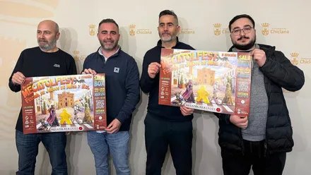 Cuatro personas sostienen el cartel de MecatolFest, son Fede Díaz, y los representantes de la Asociación Mecatol Rex Cádiz, Roberto De Nicola, Antonio Hidalgo y Sergio Mora.