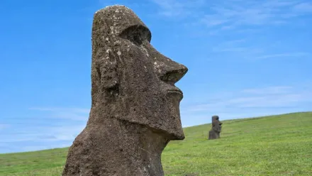 Un moai mirando al interior de la Isla de Pascua.