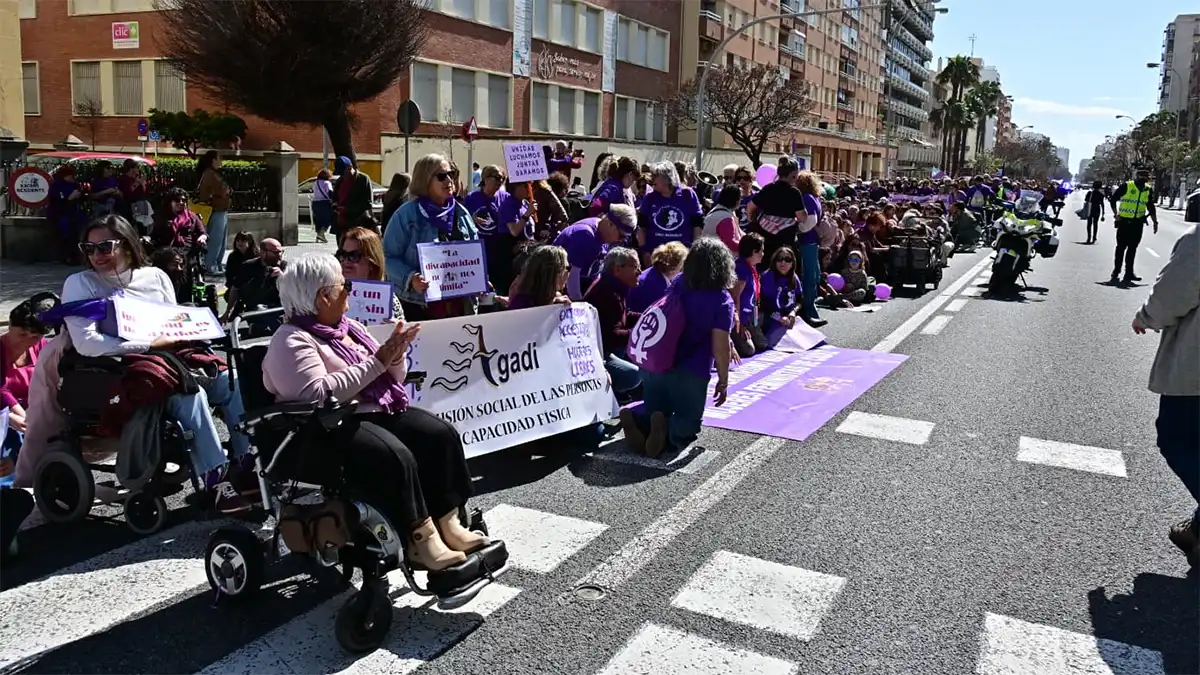 8M en Cádiz: de la discreta presencia en el acto institucional al gran seguimiento de la manifestación de los colectivos