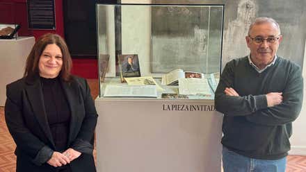 La delegada Susana Rivas junto a José Luis Aragón Panés y una urna en medio.