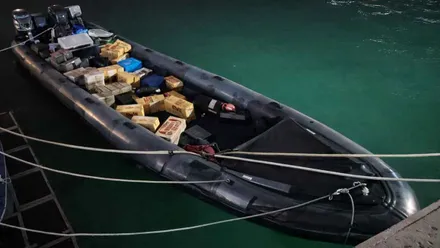 Embarcación neumática de alta velocidad con fardos de droga a bordo.