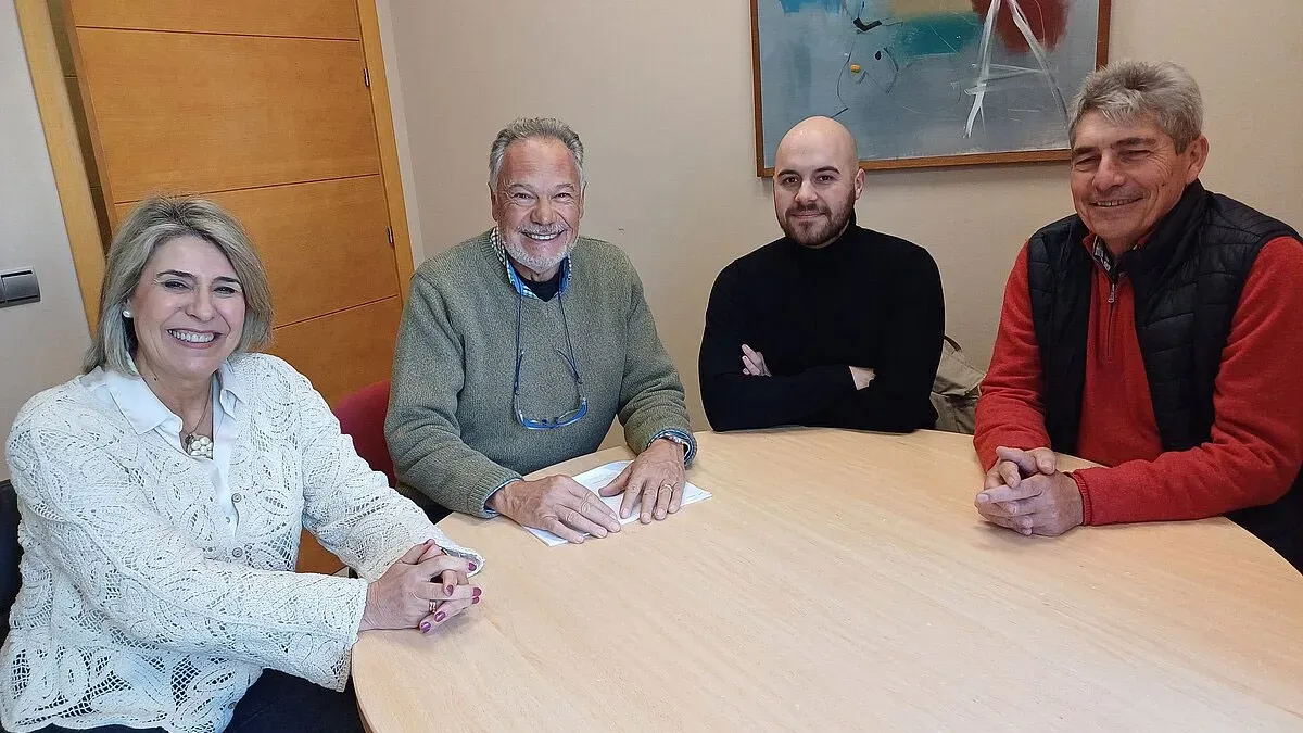 Mesa en la que hay un grupo de tres hombre y una mujer hablando de igualdad en Navantia y Chiclana.