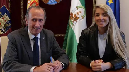 José María Román y la delegada Isabel Butrón en la mesa del despacho del regidor.