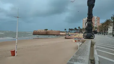 Nubes por la playa de la Caleta con el Castillo de Santa Catalina.