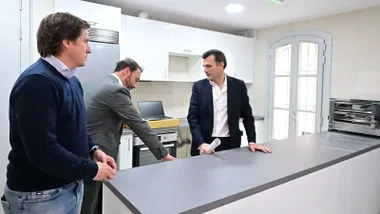 El alcalde, Bruno García, y los concejales José Manuel Cossi y Pablo Otero en la visita por las nuevas instalaciones del albergue municipal Cádiz. Foto: Eulogio García.