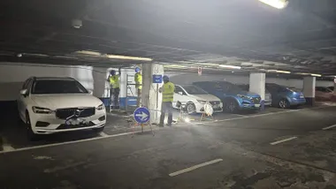 Dos personas trabajando en la sobras de arreglo del forjado del aparcamiento del Campo del Sur de Cádiz.