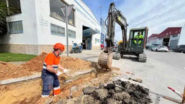 Excavadora y obrero en una zanja en Rota.