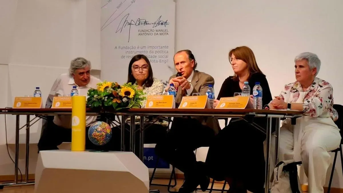 El alcalde de Chiclana, José María Román, ha subido al escenario del Auditório da Fundação Manuel António da Mota para explicar las iniciativas municipales en el IV Congreso Cidades e Vilas que Caminham, promovido por el Instituto de Cidades e vilas com Mobilidade de Portugal.